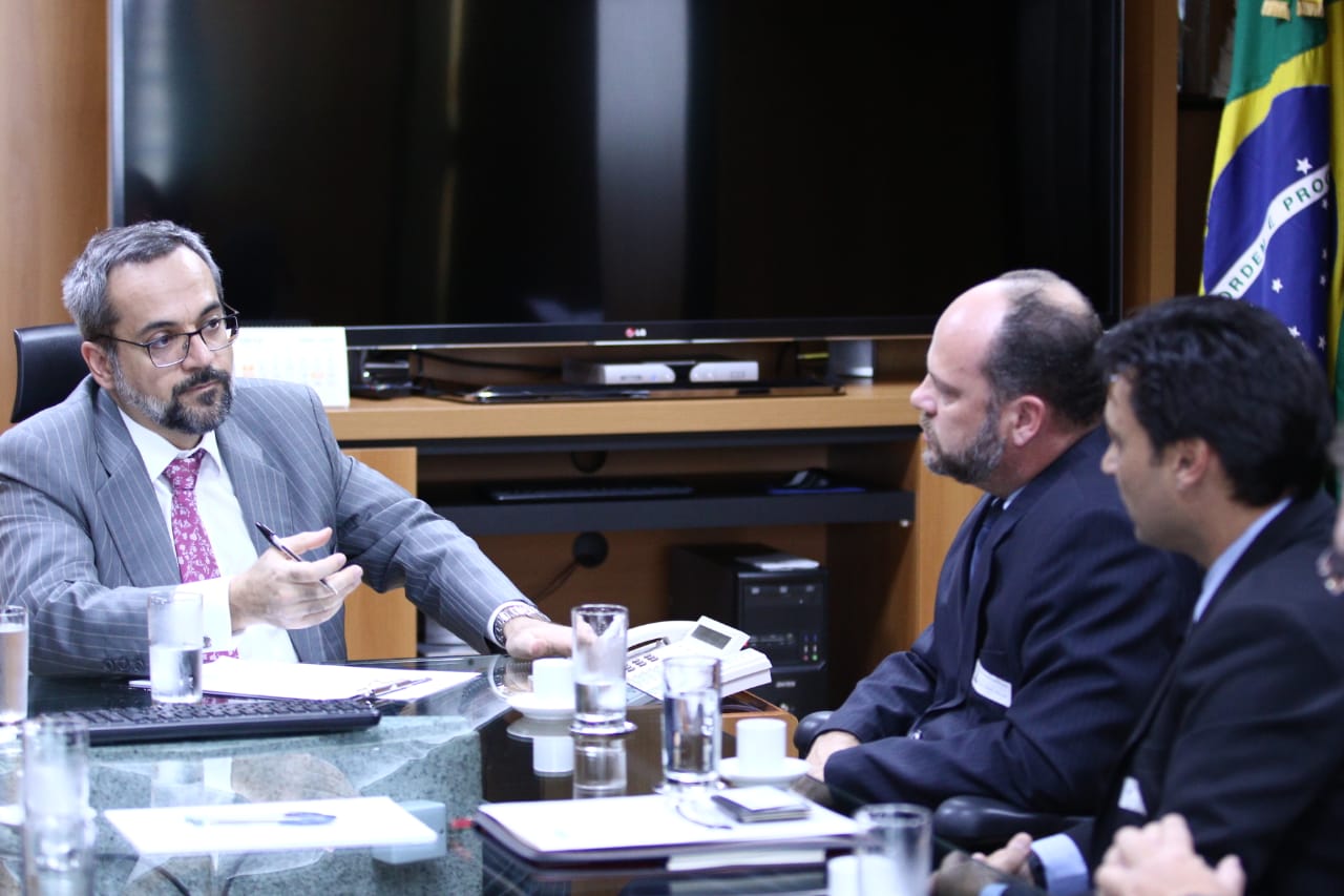 Ministro da Educação Abraham Weintraub conversa com José Alfredo, reitor do Unifacef